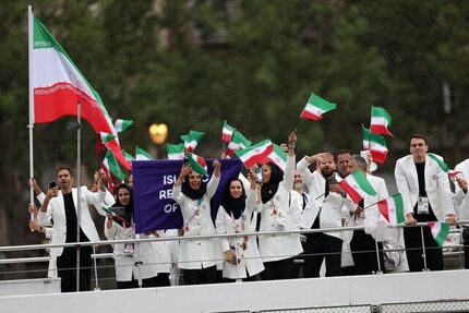 رژه کاروان ایران در مراسم افتتاحیه بازی‌های المپیک ۲۰۲۴ پاریس