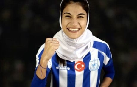 عکس| جشن تولد خانم فوتبالیست در قرنطینه