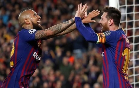  قول ویدال به ماندن مسی در بارسلونا