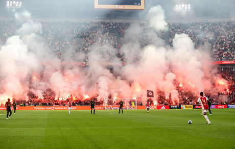 بازی حساس و جنجالی لیگ هلند نیمه تمام ماند / هواداران ورزشگاه را آتش زدند و ضدشورش وارد عمل شد