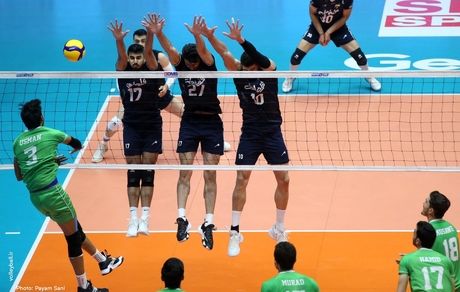 صعود راحت ایران به نیمه نهایی والیبال قهرمانی آسیا در ارومیه