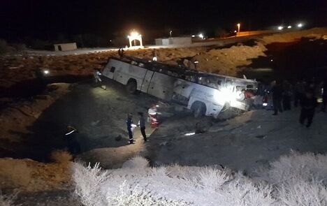مصدوم شدن ۱۶ نفر در حادثه واژگونی یک دستگاه اتوبوس حامل کارگران معدن زغالسنگ