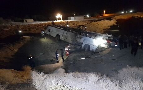 مصدوم شدن ۱۶ نفر در حادثه واژگونی یک دستگاه اتوبوس حامل کارگران معدن زغالسنگ