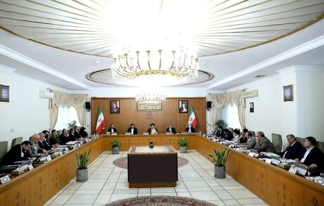 با متخلفانی که با قیمت ریال کالا تولید و با قیمت ارز عرضه می‌کنند،‌ برخورد قاطع شود