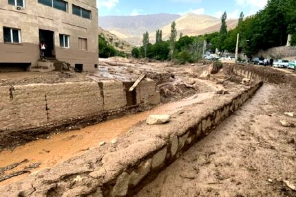 آمار تلفات سیل فیروزکوه به ۱۰ تن رسید