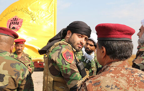 حشد شعبی به محاصره پادگان‌های آمریکایی تهدید کرد/ حزب‌الله عراق: حمله به سفارت درس اول است