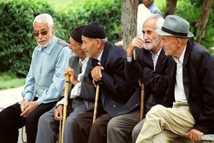 انتقاد شدید بازنشستگان به سازمان برنامه و بودجه / تاخیر در افزایش حقوق عواقب بدی دارد