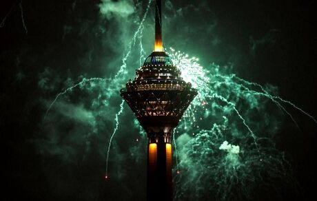 بلندترین نورافشانی ایران در برج میلاد تهران به مناسبت پیروزی انقلاب اسلامی