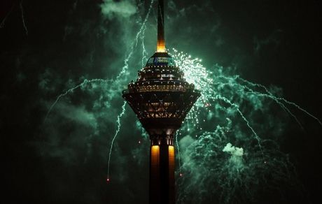 بلندترین نورافشانی ایران در برج میلاد تهران به مناسبت پیروزی انقلاب اسلامی