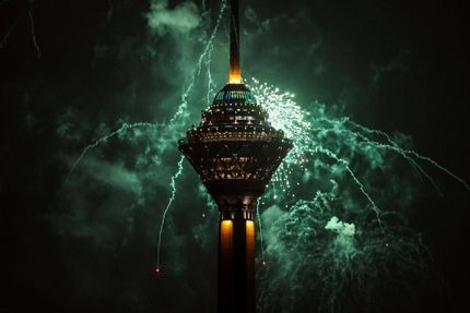 بلندترین نورافشانی ایران در برج میلاد تهران به مناسبت پیروزی انقلاب اسلامی