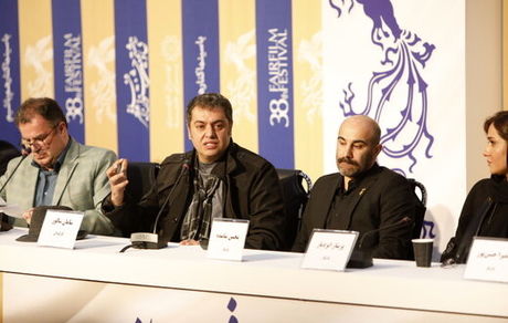 صحبت‌های محسن تنابنده و پریناز ایزدیار در گزارش نشست خبری فیلم «سه کام حبس»