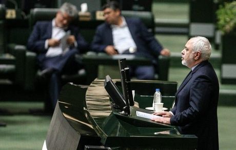 ظریف: هیچ گاه مسائل داخلی را به خارج نبرده‌ام/ توهین‌ها را به جان می‌خرم