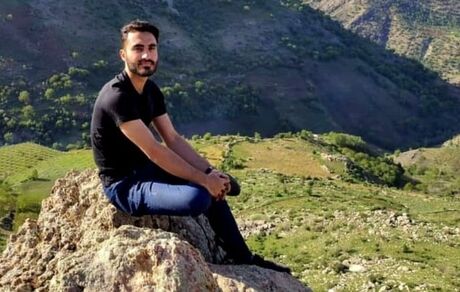 یک جوان اهل سردشت آذربایجان‌غربی در بین غرق‌شدگان قایق پناهجویان در کانال مانش