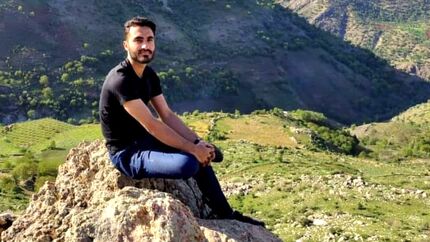 یک جوان اهل سردشت آذربایجان‌غربی در بین غرق‌شدگان قایق پناهجویان در کانال مانش