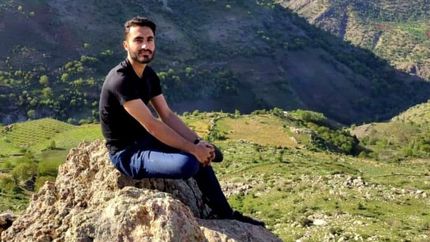 یک جوان اهل سردشت آذربایجان‌غربی در بین غرق‌شدگان قایق پناهجویان در کانال مانش