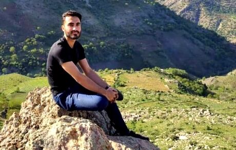 یک جوان اهل سردشت آذربایجان‌غربی در بین غرق‌شدگان قایق پناهجویان در کانال مانش