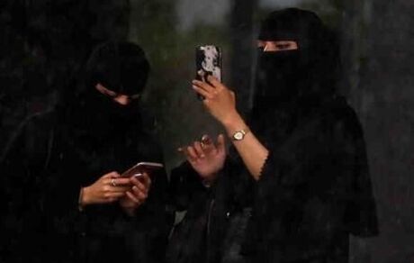درخواست از زنان عربستان برای سوزاندن برقع‌هایشان جنجال به پا کرد