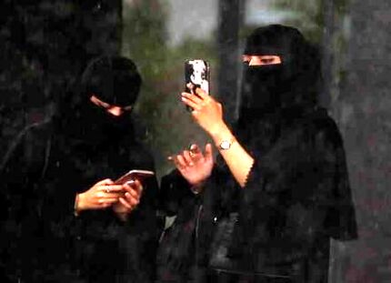 درخواست از زنان عربستان برای سوزاندن برقع‌هایشان جنجال به پا کرد