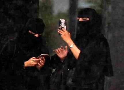 درخواست از زنان عربستان برای سوزاندن برقع‌هایشان جنجال به پا کرد