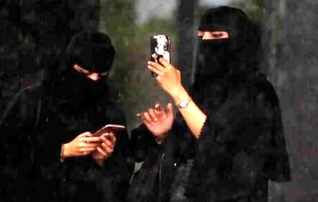 درخواست از زنان عربستان برای سوزاندن برقع‌هایشان جنجال به پا کرد