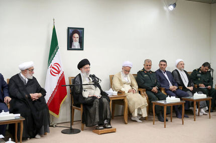 رهبر انقلاب: برخی جرات می‌کنند و بیّنات انقلاب را صریح منکر می‌شوند