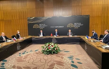 نشست سه جانبه وزیران خارجه روسیه، اوکراین و ترکیه در آنتالیا آغاز شد