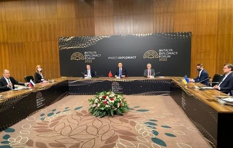 نشست سه جانبه وزیران خارجه روسیه، اوکراین و ترکیه در آنتالیا آغاز شد