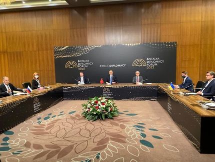 نشست سه جانبه وزیران خارجه روسیه، اوکراین و ترکیه در آنتالیا آغاز شد