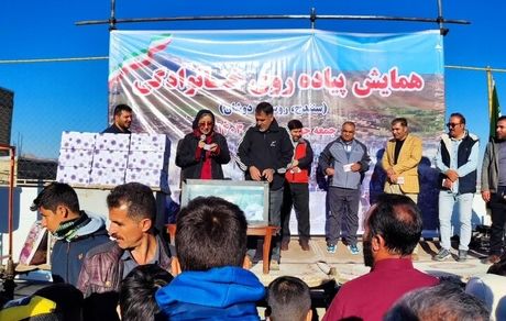 همایش پیاده روی خانوادگی در سنندج برگزار شد