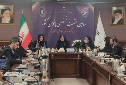 باید از طرح‌های کارآفرینی زنان در صنایع دستی حمایت کرد
