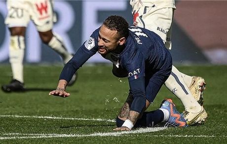 نیمار مجبور به جراحی شد