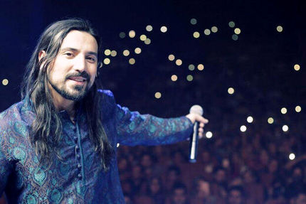 امیرعباس گلاب با آوای صلح روی صحنه میآید