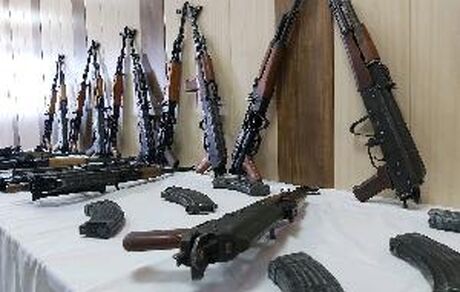 کشف ۱۲ قبضه سلاح جنگی از دو قاچاقچی