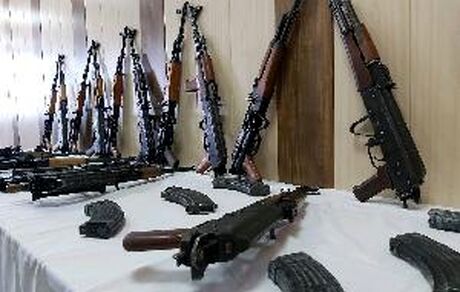 کشف ۱۲ قبضه سلاح جنگی از دو قاچاقچی