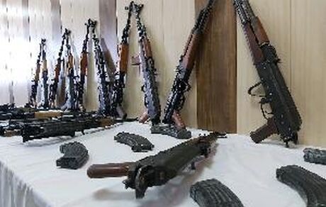 کشف ۱۲ قبضه سلاح جنگی از دو قاچاقچی