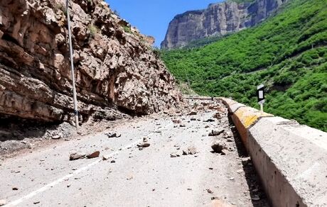 حادثه در کندوان: سقوط سنگ یک خودرو را له کرد