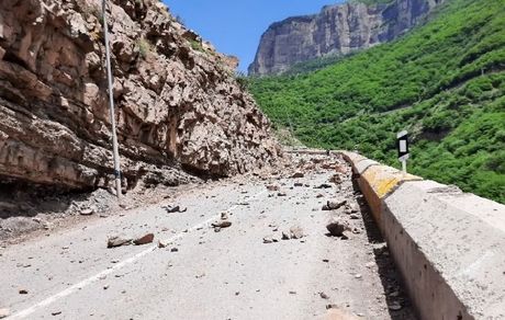 حادثه در کندوان: سقوط سنگ یک خودرو را له کرد
