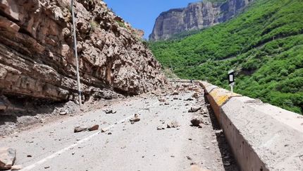 حادثه در کندوان: سقوط سنگ یک خودرو را له کرد