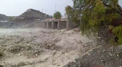 سیل در هرمزگان / راه ارتباطی جاسک به بشاگرد مسدود شد