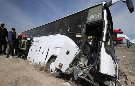 مصدومیت ۲۲ نفر در واژگونی اتوبوس مسافربری در محور رزن به آوج