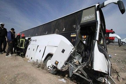 مصدومیت ۲۲ نفر در واژگونی اتوبوس مسافربری در محور رزن به آوج