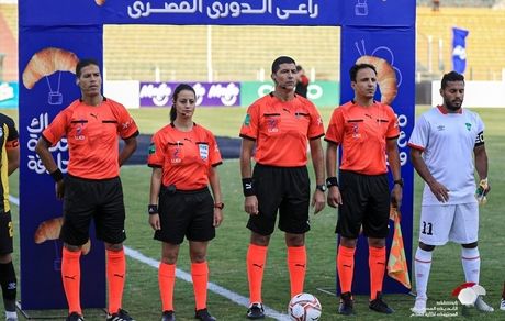 یک داور زن برای اولین بار در مصر فوتبال مردان را قضاوت کرد