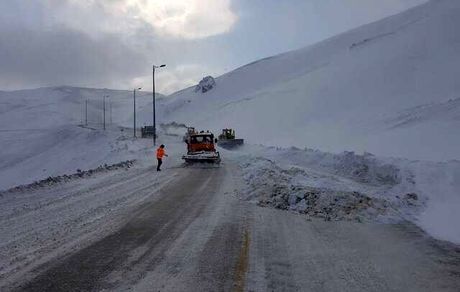 بارش شدید برف، این جاده مهم را بست