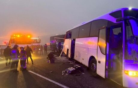 ۱۷ مصدوم در تصادف اتوبوس و تریلی در محور خمینی‌شهر