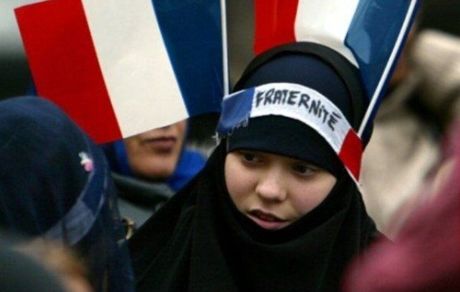 ممنوع شدن پوشیدن عبای اسلامی در مدارس دولتی فرانسه