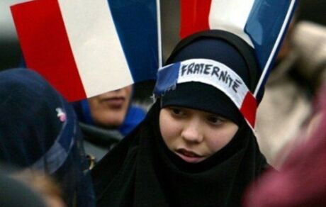 ممنوع شدن پوشیدن عبای اسلامی در مدارس دولتی فرانسه