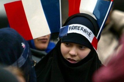 ممنوع شدن پوشیدن عبای اسلامی در مدارس دولتی فرانسه