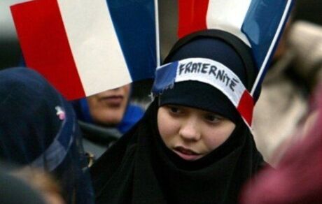 ممنوع شدن پوشیدن عبای اسلامی در مدارس دولتی فرانسه
