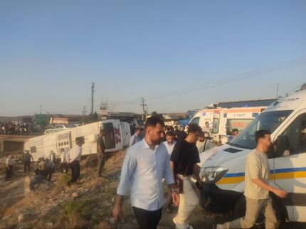 واژگونی یک دستگاه اتوبوس در محور آذرشهر به ایلخچی