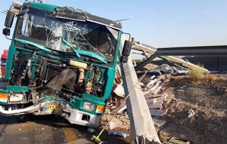 ۲۶ مصدوم در تصادف اتوبوس و تریلی در سلفچگان